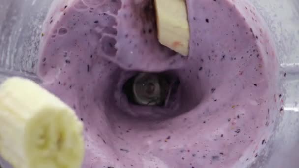 Nahaufnahme Beeren Früchte Fallen Lila Smoothie Mischung Elektrischen Mixer Erdbeer — Stockvideo