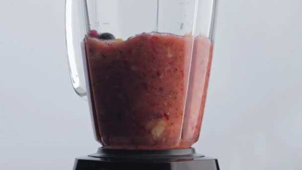 Elektrische Shaker Mengen Van Natuurlijke Sappige Fruit Smoothie Super Slow — Stockvideo