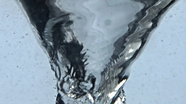 Szekrény Áfonya Esik Aqua Örvénylik Tölcsér Átlátszó Víz Bogyókkal Edényben — Stock Fotó