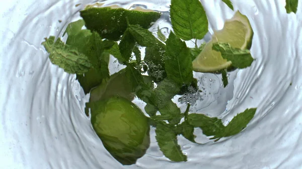 Mojito Berputar Dalam Gelas Atas Pandangan Minuman Beralkohol Organik Makro — Stok Foto