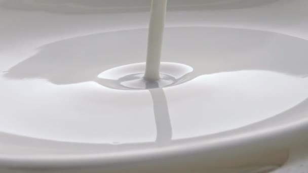 Білий Йогурт Наливає Контейнер Крупним Планом Холодний Молочний Коктейль Тече — стокове відео