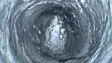 Cin tonik karışımı, cam kaplamalı üst manzara. Temiz soda, cam kabın içinde ağır çekimde hareket ediyor. Hava kabarcıkları olan taze su girdabı. Kadehte karbonatlı kokteyl hunisi