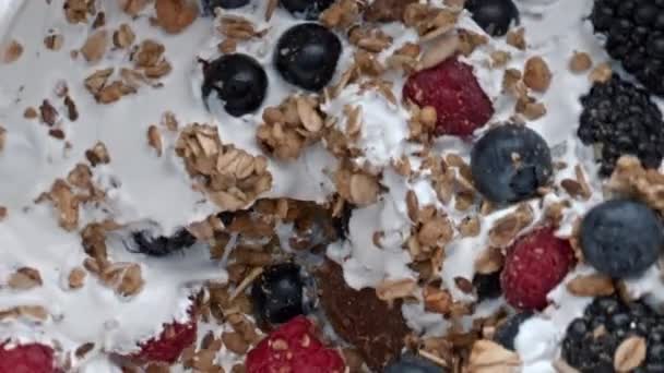 Yogurt Muesli Miscelazione Processo Vista Dall Alto Latte Calcio Granola — Video Stock