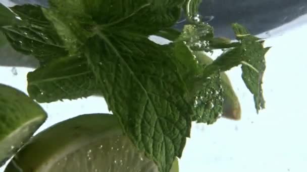 Limonlu Içecek Girdabı Kapanıyor Alkol Mojito Bardakta Ağır Çekimde Dönen — Stok video