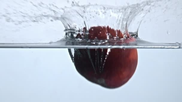 Pome Jatuh Memercikkan Gelas Air Menutup Sparkling Jelas Aqua Dengan — Stok Video