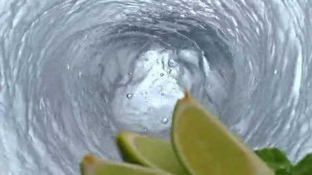 Wapno Miętowe Spadające Szklanka Wody Widok Góry Świeże Plasterki Cytrusów — Wideo stockowe