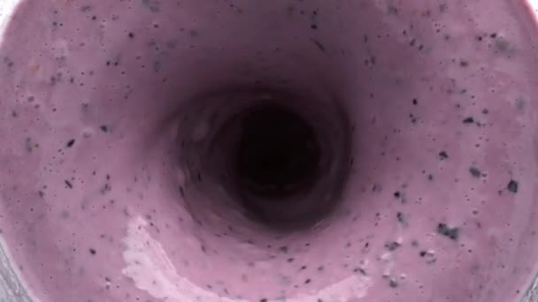 Smoothie Berry Αναμειγνύεται Περιστρεφόμενη Κορυφαία Άποψη Γαλάκτωμα Βατόμουρο Ροζ Ρόφημα — Αρχείο Βίντεο