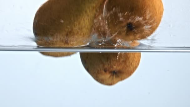 Vruchten Ondergedompeld Bubbelwater Close Rauw Voedsel Maken Spatten Glas Slow — Stockvideo