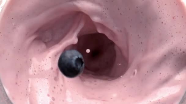Beeren Werfen Whirlpool Milchshake Draufsicht Fruchtkalziummilch Wirbelt Großaufnahme Mixer Pinkfarbenes — Stockvideo