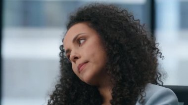 Çalışan yorgun, iş başarısızlığı yaşıyor. Üzgün müdür işten dolayı hayal kırıklığına uğramış. Latin bayan ofiste felaket yaşıyor. Tatminsiz kadın panoramik pencere gökdeleninde düşünüyor