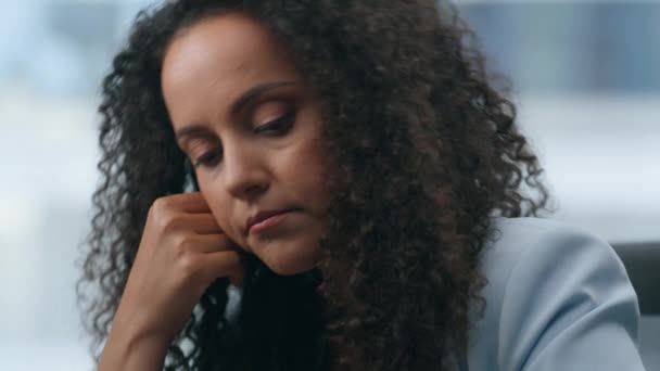 Malheureuse Femme Latine Déçu Résultats Travail Gros Plan Gestionnaire Stressé — Video
