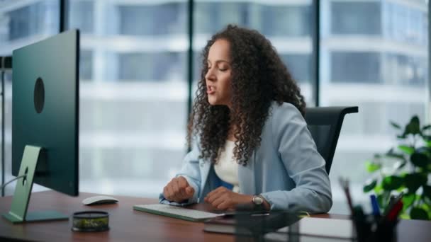 Femme Affaires Nerveuse Regardant Écran Ordinateur Dans Bureau Gros Plan — Video