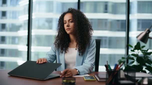 Mulher Negócios Deprimida Abrindo Laptop Começando Trabalhar Escritório Empresa Perto — Vídeo de Stock