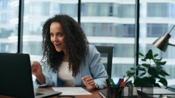 Satisfait Femme Propriétaire Entreprise Réjouissant Succès Sur Travail Près Femme — Video