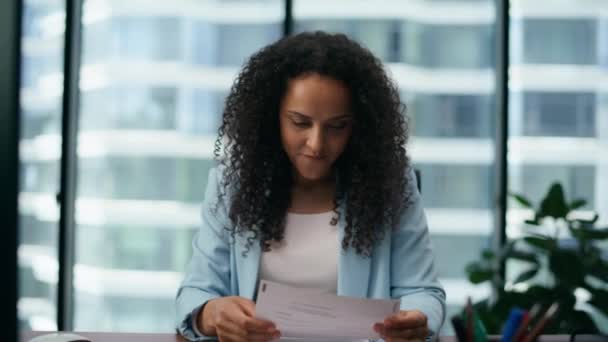 Empresaria Latina Disfrutando Éxito Sentada Escritorio Oficina Cerca Feliz Gestor — Vídeos de Stock