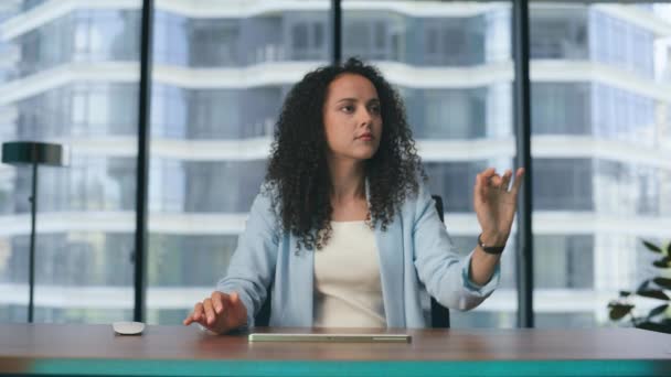 Mujer Primer Plano Haciendo Gestos Tocando Metaverso Oficina Ventanas Panorámicas — Vídeos de Stock