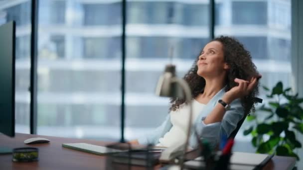 Feliz Mujer Negocios Soñando Lugar Ventanas Panorámicas Director Satisfecho Disfrutar — Vídeo de stock