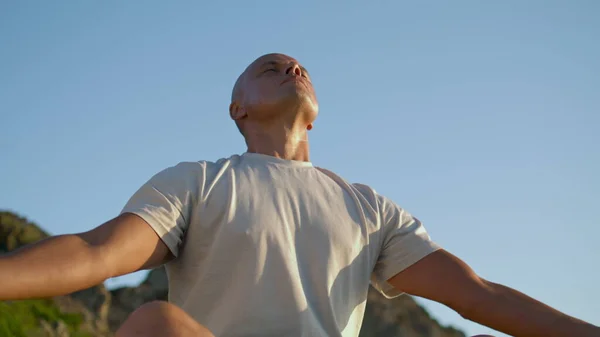 Zen Férfi Meditál Szabadban Reggeli Napfényben Izmos Jógi Koncentrálás Gyakorlása — Stock Fotó