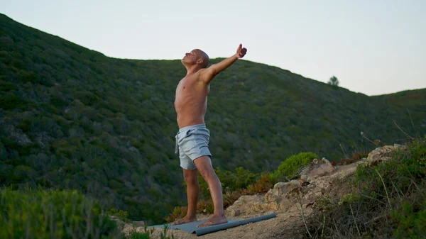 Sportsman Training Yoga Mat Green Mountain View Focused Man Stretching — Stock Photo, Image