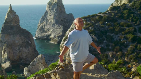Yoga Man Practicing Asana Summer Stunning Ocean Cliff Focused Guy — Stock Photo, Image