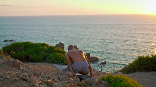 Man Stående Huvud Yoga Asana Vid Vacker Solnedgång Muskulös Kille — Stockfoto