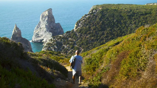 Homem Andando Penhasco Oceano Segurando Tapete Fitness Dia Ensolarado Turista — Fotografia de Stock