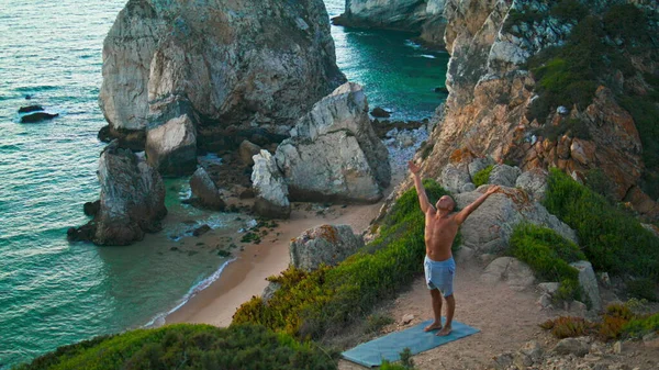 Yoga Cara Praticando Asana Deslumbrante Vista Penhasco Oceano Homem Atlético — Fotografia de Stock