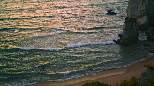 Tranquillo Tramonto Scogliera Oceano Con Onde Spruzzi Spiaggia Momento Relax — Foto Stock