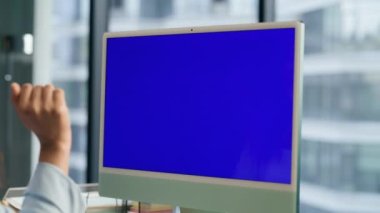 Kimliği belirsiz iş kadını Chromakey Bilgisayar adlı videoyu selamlıyor. Tanımlanamayan yönetmen içeride dijital cihaz kullanıyor. Çalışan kadın, şehir ofisindeki mavi ekran monitörüne el sallıyor. 