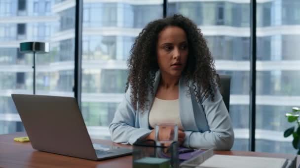 Primer Plano Mujer Preocupada Sintiéndose Nervioso Portátil Trabajo Empleado Oficina — Vídeos de Stock