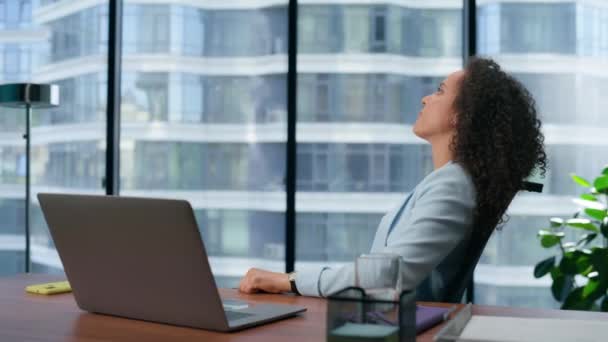 Ängstliche Frau Fühlt Sich Professionelle Krise Sitzen Büroschreibtisch Die Brünette — Stockvideo