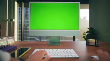 Ofiste bilgisayarın modelini yapan kimliği belirsiz bir kadın var. Direktör kolları kapalı alanda yeşil ekranda çalışıyor. Anonim girişimci, kablosuz modern klavye kullanarak Chromakey monitörünün karşısında oturuyor 