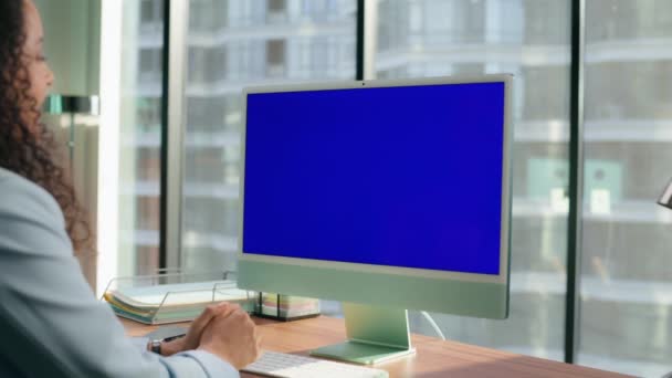 Onbekende Werknemer Praat Blauwe Scherm Monitor Close Kantoormanager Heeft Een — Stockvideo