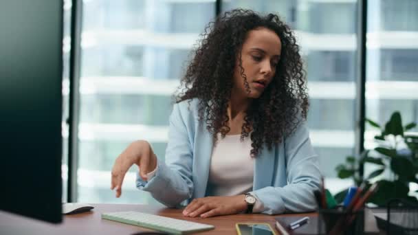 Femme Stressée Fatiguée Travailler Assis Bureau Moderne Bureau Fermer Curly — Video