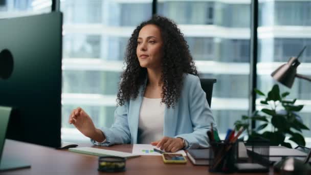 Jeune Femme Confiante Connectant Vidéoconférence Assis Bureau Fermer Fille Bouclée — Video