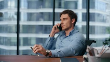 Ofis kapanışında ciddi bir genel müdürün telefonu. Panoramik pencerelerde dizüstü bilgisayarda çalışan odaklanmış bir iş adamı. İş yerinde akıllı telefondan konuşan bir adam. Girişimci arıyor. 