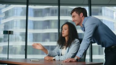 Video ekranı kullanarak akıllı yöneticilerin konuşması. Panoramik Pencere Ofisi 'nde proje yöneticisi Latin bir kadınla konuşuyor. Meta-evren uygulaması oluşturan profesyoneller. Gelecekteki teknolojiler 