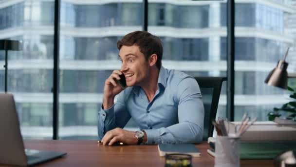 Alegre Hombre Negocios Hablando Teléfono Móvil Emocionalmente Primer Plano Jefe — Vídeos de Stock