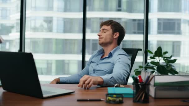 Çok Çalışan Ofis Çalışanı Laptopta Çalışırken Yorgun Hissediyor Stresli Motivasyonsuz — Stok video