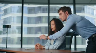 İş adamları ofiste artırılmış gerçeklik gösterisini kullanıyorlar. Ciddi ortaklar görünmez arayüze dokunarak konuşuyor. Şirket çalışanları metaevren cihazı projesini tartışıyor. Başarılı çift çalışıyor. 