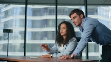 Ofiste görünmez görüntüyü manipüle eden ilerici meslektaşlar. Nano teknolojiler üzerinde çalışan iki uzman. Erkek kadın el sıkışarak yeni tesisleri tartışıyor. Gelecekteki gerçeklik kavramı