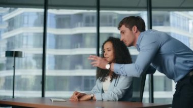 İş kadını, meslektaşıyla birlikte çalışan sanal parçaları taşıyor. Çok ırklı ortaklar siber uzay projesini tartışıyor. Ofiste metaçağ ekranını inceleyen iki girişimci. Gelecekteki gerçeklik kavramı 