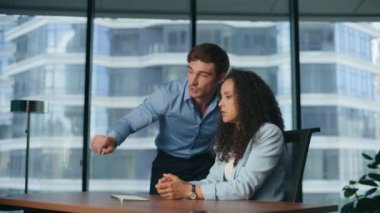 Ciddi ortaklar ofisteki arttırılmış gerçeklik gösterisini kullanıyor. İş adamları görünmez arayüze dokunmaktan bahsediyor. Şirket çalışanları metaevren cihazı projesini tartışıyor. Başarılı çift çalışıyor. 