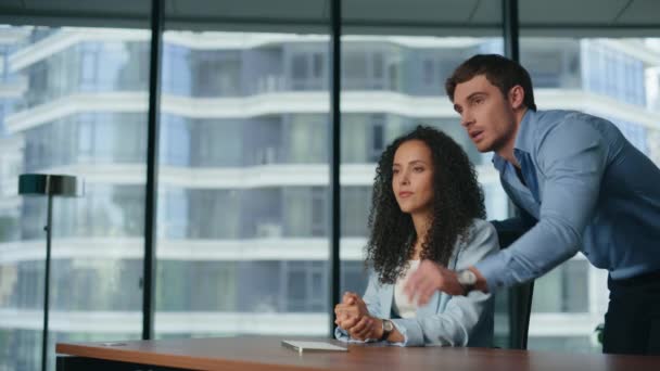 Colegas Discutiendo Pantalla Invisible Primer Plano Oficina Dos Profesionales Que — Vídeos de Stock