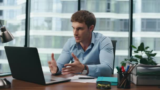 Junge Mann Spezialist Durchführung Von Ausbildung Webinar Mit Laptop Büro — Stockvideo