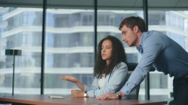 Yakın plan iş çifti meta-evren görüntüsü hakkında konuşuyor. Panoramik Pencere Ofisi 'nde kadın dinleyen erkek ortak. Profesyonel meslektaşlar sanal gerçeklik projesini tartışıyorlar. 