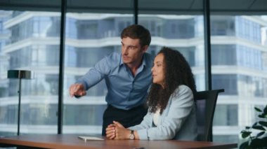 Ofiste iki profesyonel görünmez perde var. Meslektaşlar sanal gerçeklik yazılım uygulamasını tartışarak gülüyorlar. Erkek kadın artırılmış ekranda el çırpıyor. Gelecek teknolojileri kavramı