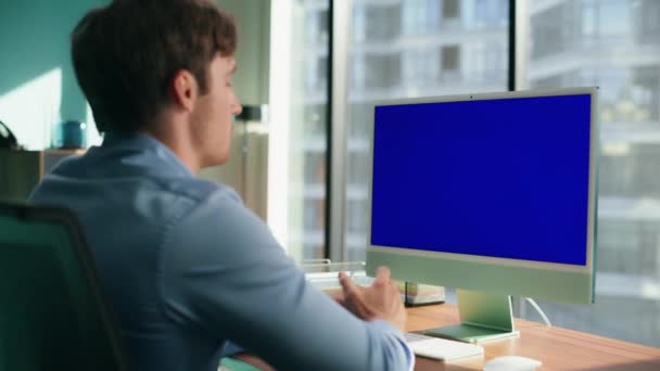 精力充沛的经理在所有的办公室里做着变色的视频 匿名商人慢动作地在网上聊天 给网络摄像头打手势 在全景办公室主持模拟电话会议的专业人员 — 图库视频影像