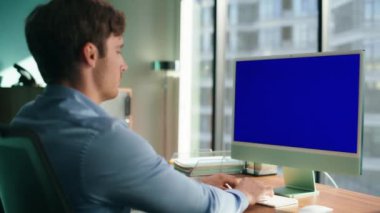 CEO iş yerinde mavi ekran bilgisayarı arıyor. Panoramik pencere ofisindeki odaklanmış direktör internette geziniyor. Bilinmeyen yönetici tek başına çalışan bir modelleme cihazı. Krom anahtar kavramı 
