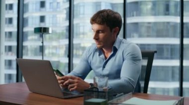 Sinirli yönetmen rutin çalışmalardan bıktı. Motivasyonsuz ofis yöneticisi modern panoramik manzaralı bir yerde oturuyor. Yorgun iş adamı. Şirket sorunlarını düşünmek için sandalyeye yaslanıyor.